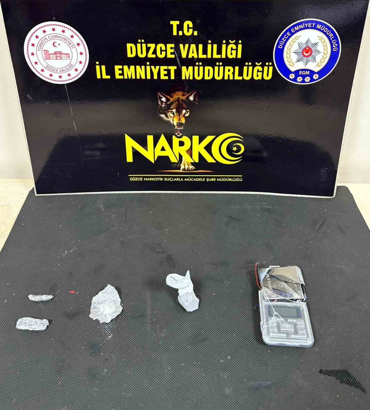 DÜZCE’DE POLİS EKİPLERİ TARAFINDAN YAPILAN ÇALIŞMADA UYUŞTURUCU MADDE SATTIĞI BELİRLENEN 1 KİŞİ...