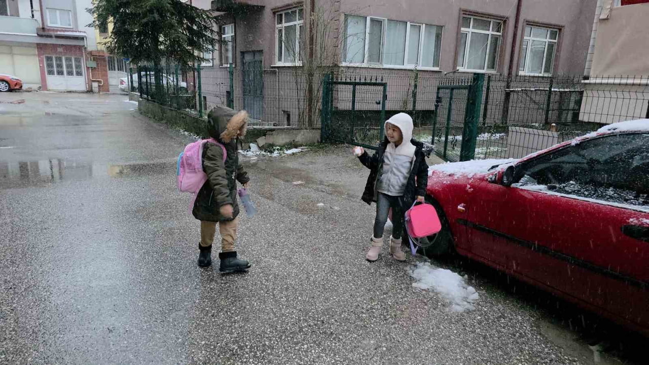 DÜZCE’DE SABAH ERKEN SAATLERDE ETKİLİ OLMAYA BAŞLAYAN KAR YAĞIŞI, KENTİ HAFİF ÖRTÜYLE KAPLADI....