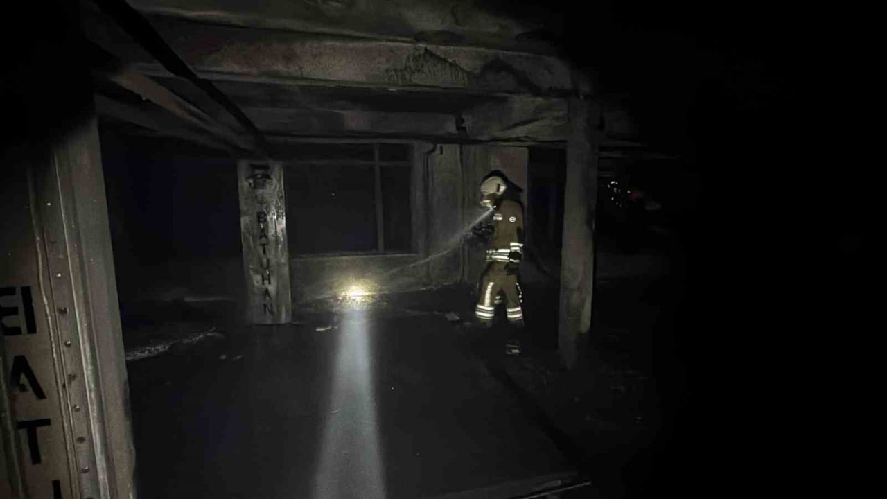 DÜZCE’DE STRAFOR FABRİKASINDA ÇIKAN YANGIN 2.5 SAATLİK ÇALIŞMA İLE SÖNDÜRÜLÜRLEN, ALEVLERİN KÜLE...