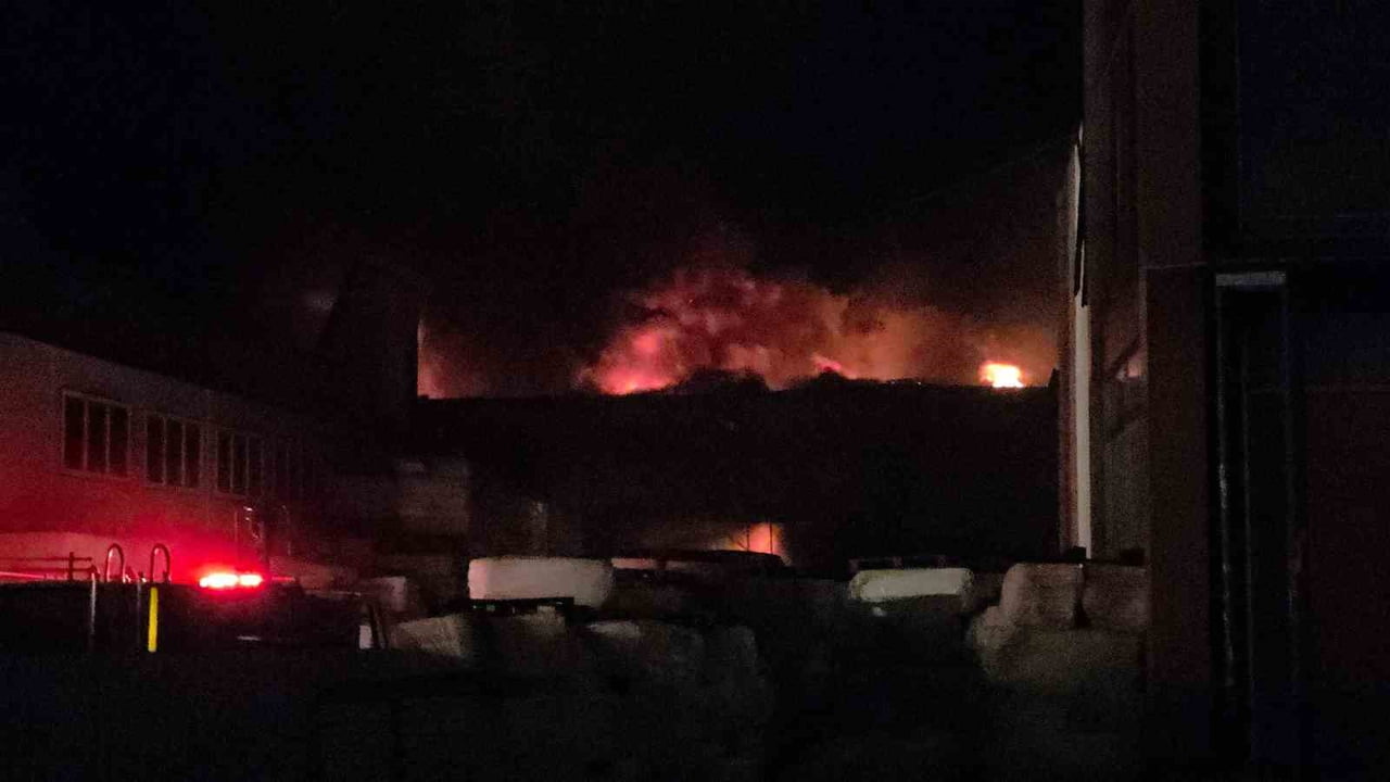 DÜZCE’DE STRAFOR ÜRETİMİ YAPAN FABRİKA ALEV ALEV YANDI. BÖLGEDE RÜZGARIN ETKİSİNİN FAZLA OLMASI...