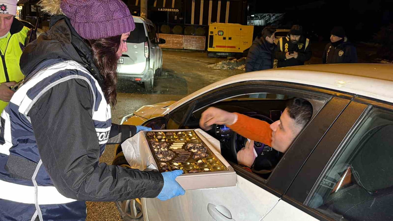 DÜZCE’DE YENİ YILDA POLİS EKİPLERİNCE ŞOK UYGULAMALAR YAPILDI. DENETİME GİRENLERE POLİS...