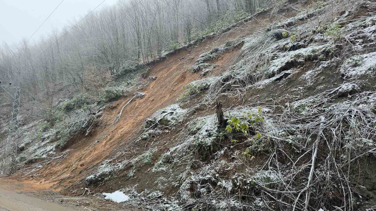DÜZCE MERKEZE BAĞLI FINDIKLIAKSU KÖYÜ’NDE AYNI NOKTADA 5. KEZ HEYELAN MEYDANA GELDİ. BUNUNLA...