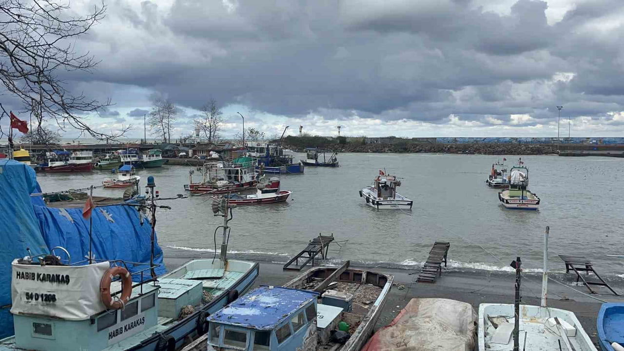 DÜZCE’NİN AKÇAKOCA İLÇESİNDE KARADENİZ’DE ETKİLİ OLAN FIRTINA SEBEBİYLE DALGA BOYU 4 METREYE KADAR...