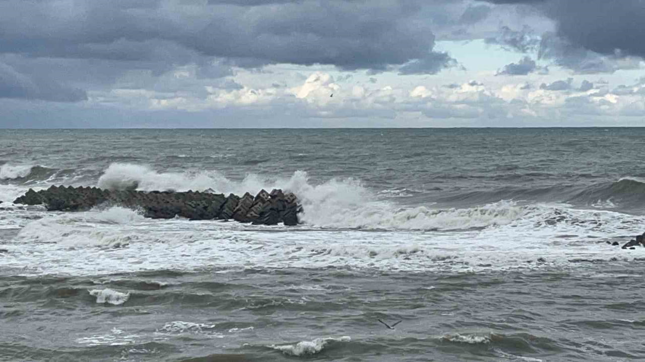 DÜZCE’NİN AKÇAKOCA İLÇESİNDE KARADENİZ’DE ETKİLİ OLAN FIRTINA SEBEBİYLE DALGA BOYU 4 METREYE KADAR...