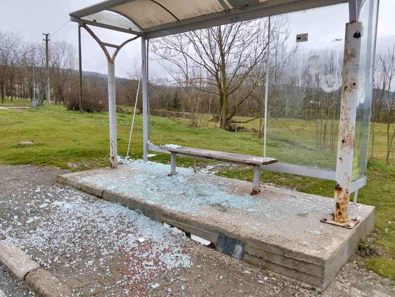 DÜZCE’NİN BAHÇEŞEHİR BÖLGESİ’NDE HUZUREVİ SAKİNLERİNİN DE KULLANDIĞI OTOBÜS DURAĞININ CAMLARI...