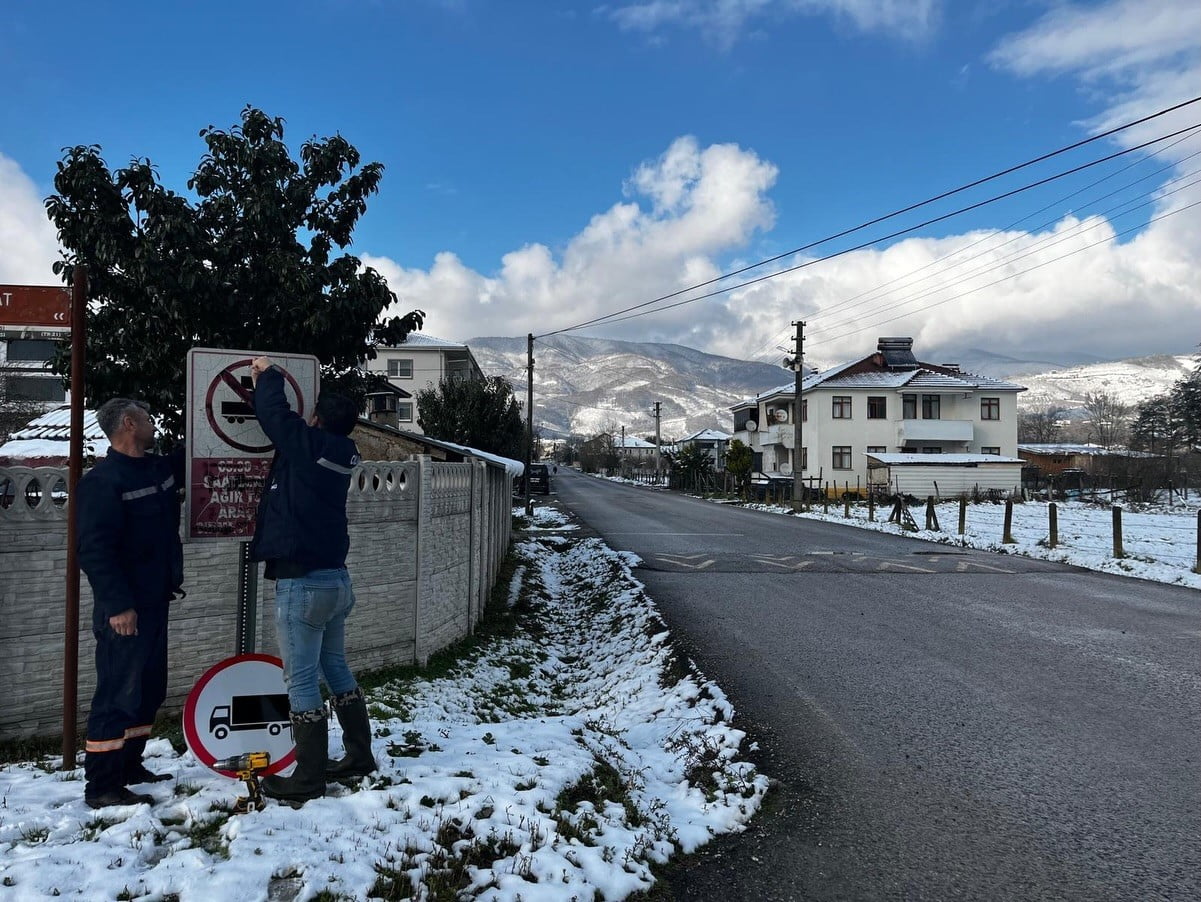 DÜZCE’NİN ÇİLİMLİ İLÇESİNDE BELEDİYE EKİPLERİ İLÇE GENELİNDE TRAFİK GÜVENLİĞİNİ ARTIRMAYA YÖNELİK...