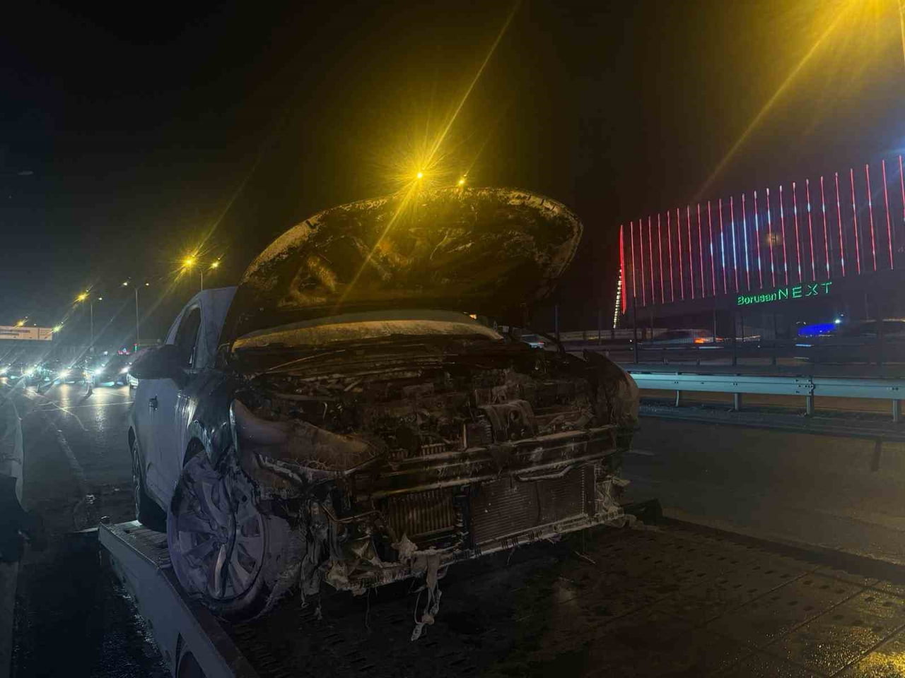 E5 ESENYURT'TA SEYİR HALİNDEKİ ARAÇ ALEV ALEV YANDI