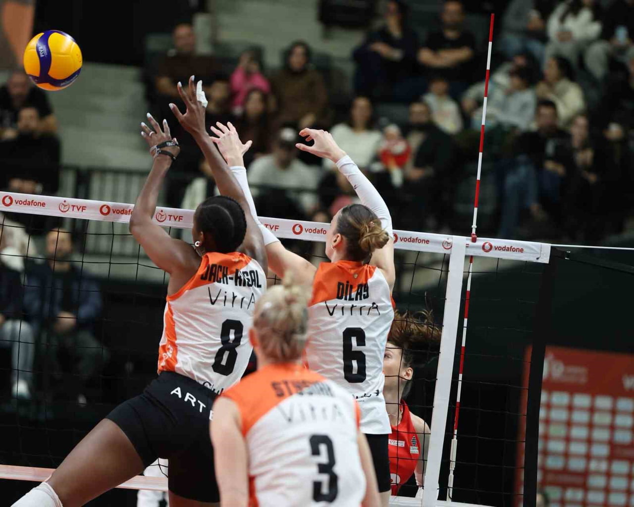 ECZACIBAŞI DYNAVİT, VODAFONE SULTANLAR LİGİ’NİN 15. HAFTASINDA EVİNDE İLBANK’I 25-18, 25-23 VE...