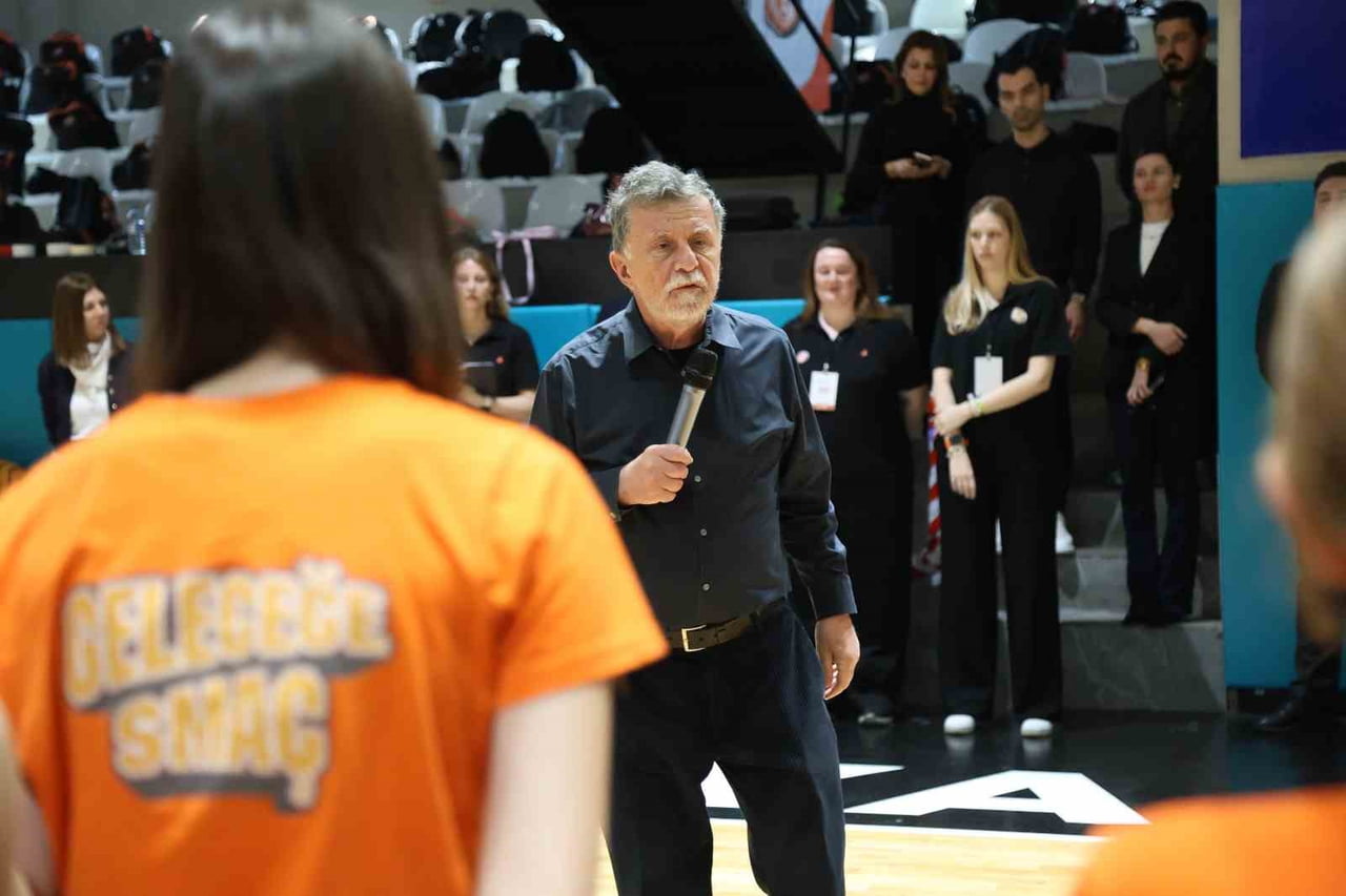 ECZACIBAŞI SPOR KULÜBÜ BÜNYESİNDE İLK KEZ DÜZENLENEN ECZACIBAŞI GELECEĞE SMAÇ TAKIMLARI TURNUVASI...