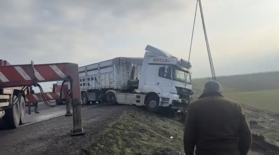 EDİNİLEN BİLGİLERE GÖRE, SÜRÜCÜSÜNÜN İSMİ VE PLAKASI BELİRLENEMEYEN TIR,  SEYİR HALİNDEYKEN...