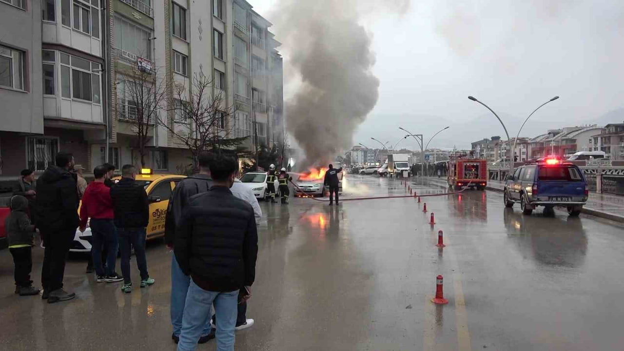EDİNİLEN BİLGİYE GÖRE, HACI İLYAS MAHALLESİ HÜSEYİN NİHAL ATSIZ CADDESİ ÜZERİNDE SEYİR HALİNDE...