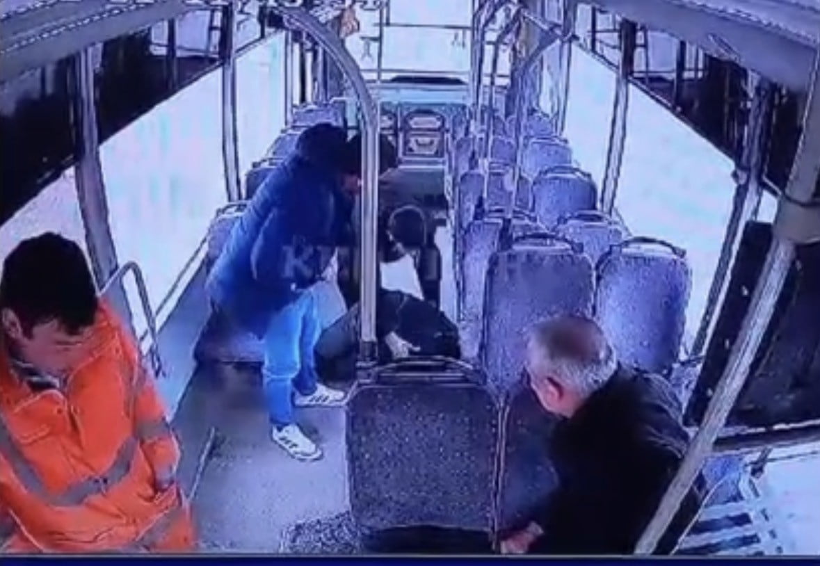 EDİNİLEN BİLGİYE GÖRE, KIZILTEPE’DE ÖZEL HALK OTOBÜSÜNDE YOLCULUK SIRASINDA HENÜZ BELİRLENEMEYEN...