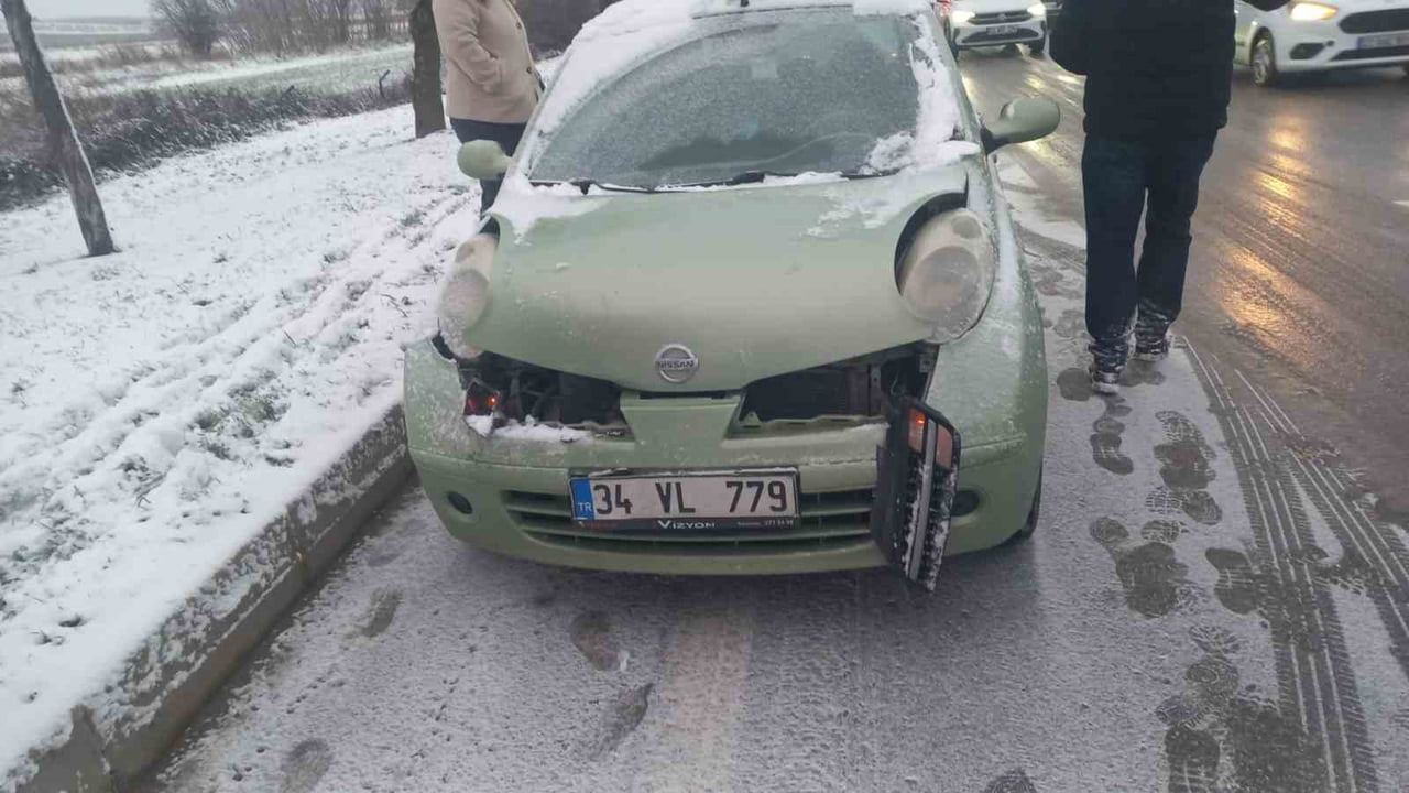 EDİRNE'DE KAR YAĞIŞI VE BUZLANMA SEBEBİYLE 9 ARACIN KARIŞTIĞI ZİNCİRLEME KAZADA TRAFİK DURMA...