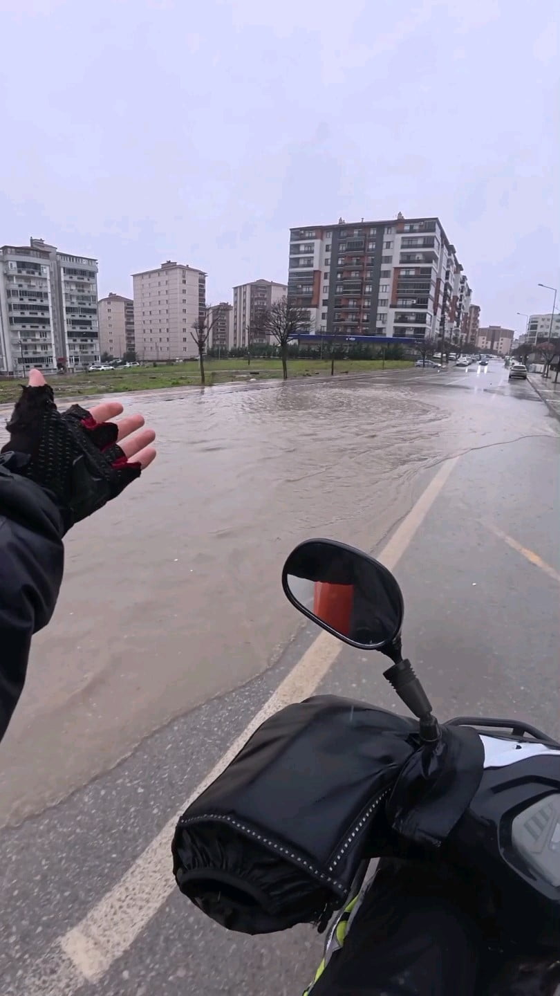 EDİRNE'DE METREKAREYE 60 KİLOGRAM YAĞIŞ DÜŞMESİYLE BİRLİKTE CADDE VE SOKAKLAR KISA SÜREDE GÖLE...