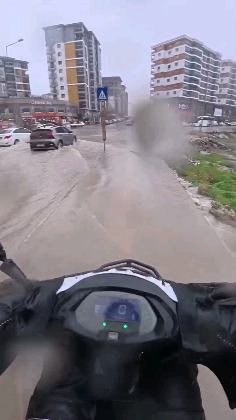 EDİRNE'DE METREKAREYE 60 KİLOGRAM YAĞIŞ DÜŞMESİYLE BİRLİKTE CADDE VE SOKAKLAR KISA SÜREDE GÖLE...