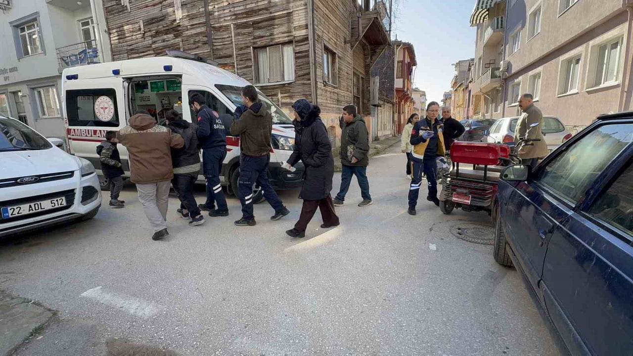 EDİRNE'DE OTOMOBİL İLE ÇARPIŞARAK SAVRULAN MOTOSİKLETTE KADIN SÜRÜCÜ İLE YANINDAKİ 2 ÇOCUK...