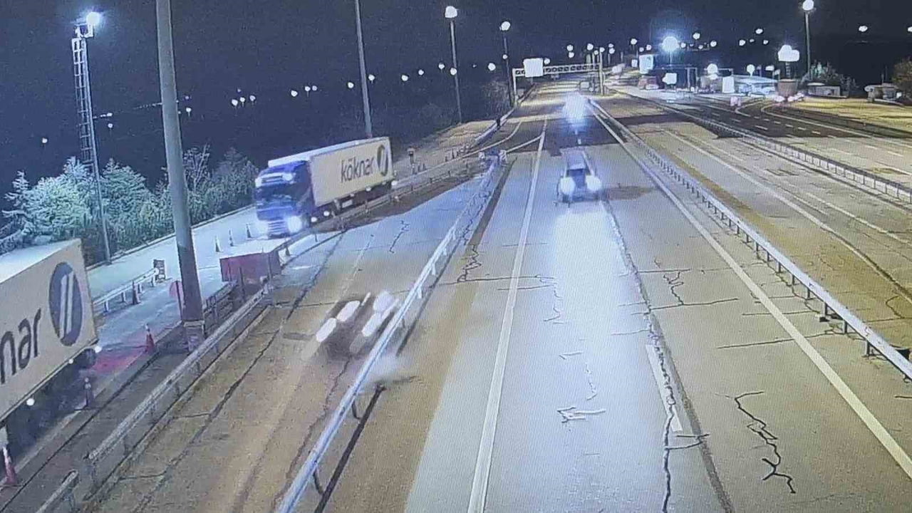 EDİRNE'DE OTOYOLDA TERS YÖNE GİREN ALKOLLÜ SÜRÜCÜ, FACİAYA DAVETİYE ÇIKARDI. TERS YÖNDE İLERLEYEN...