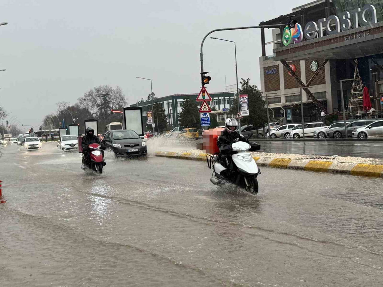 EDİRNE'DE SEL MANZARASI: KÖPRÜ ALTINDA MAHSUR KALANLAR KURTARILDI