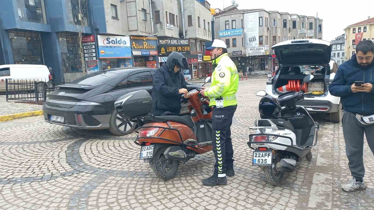 EDİRNE'DE TRAFİK POLİSLERİ EKİPLERİNCE MOTOSİKLET SÜRÜCÜLERİNE YÖNELİK YAPILAN DENETİMLERDE KASK...