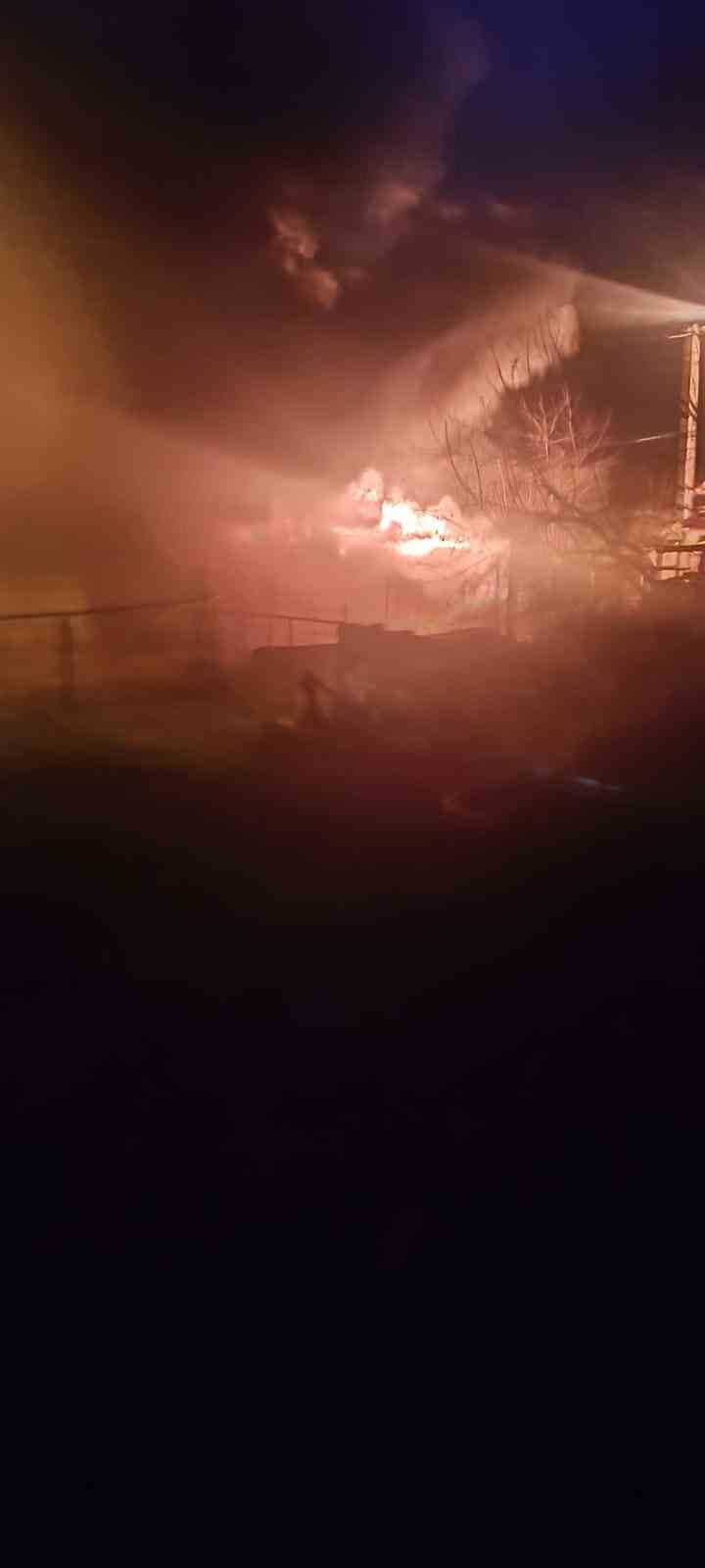 EDİRNE'DE  YANGIN ÇIKAN EV KÜL OLDU