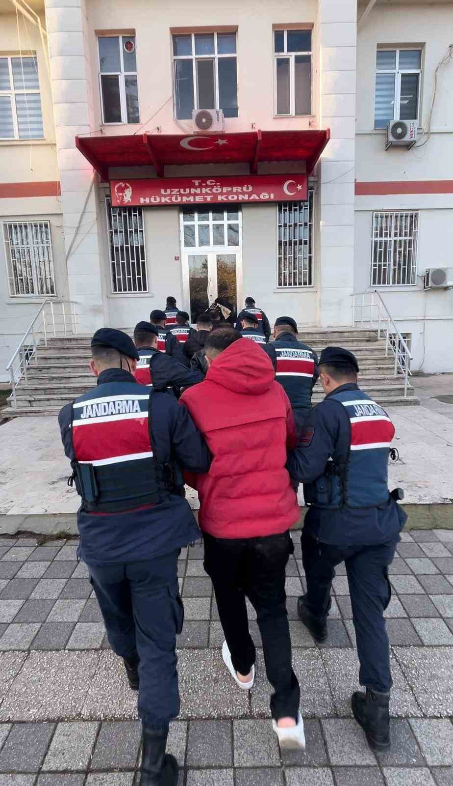 EDİRNE'NİN UZUNKÖPRÜ İLÇESİNDE ÇEŞİTLİ SUÇLARDAN HAKLARINDA KESİNLEŞMİŞ HAPİS CEZASI BULUNAN 5...