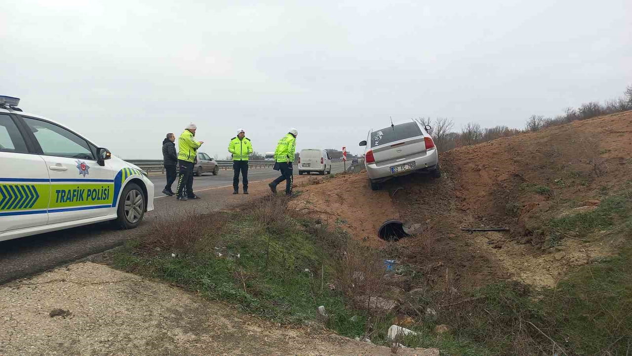 EDİRNE'NİN UZUNKÖPRÜ İLE KEŞAN İLÇELERİ ARASINDAKİ KARA YOLDA SABAH ERKEN SAATLERDE OTOMOBİLİN...