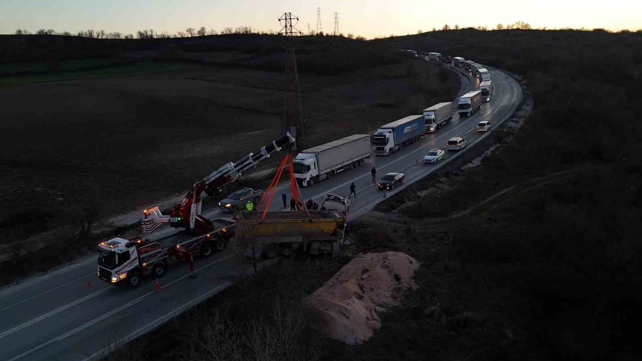 EDİRNE’DE DEVRİLEN HAFRİYAT TIRI, ULUSLARARASI YOLDA TRAFİĞİ FELÇ ETTİ