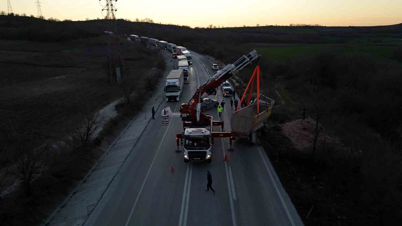 EDİRNE’DE DEVRİLEN HAFRİYAT TIRI, ULUSLARARASI YOLDA TRAFİĞİ FELÇ ETTİ