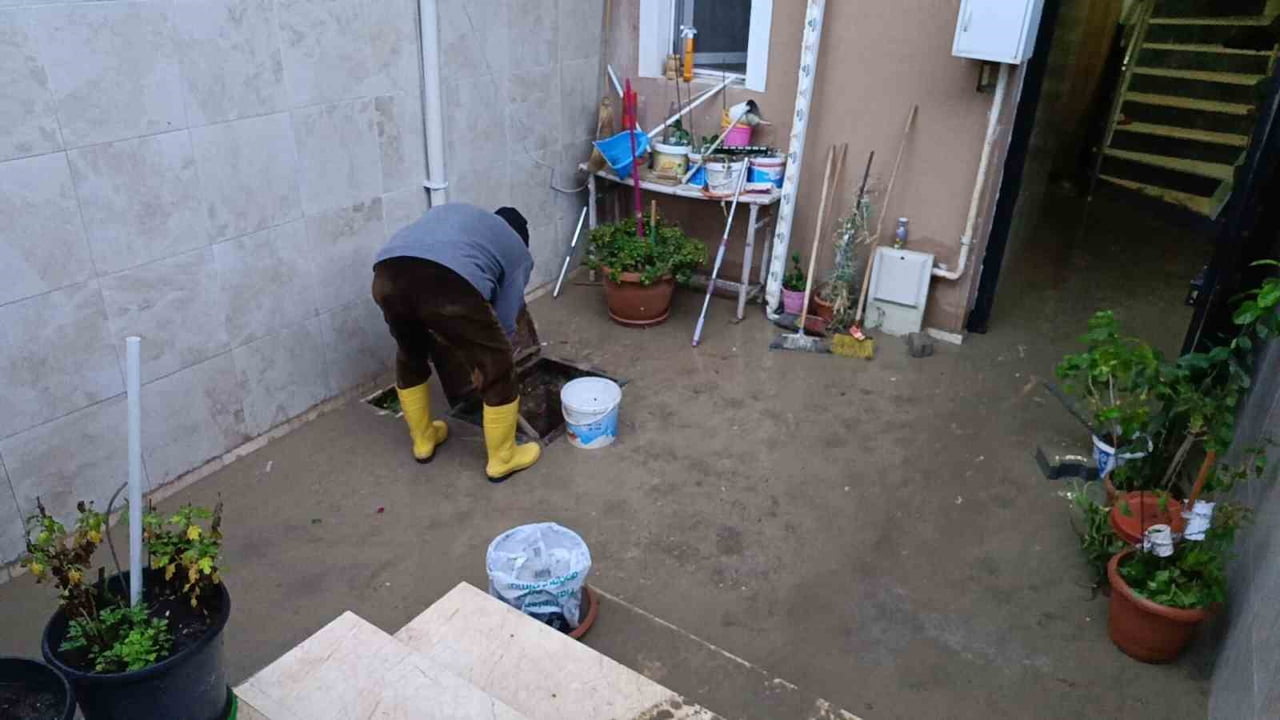 EDİRNE’DE İKİ GÜNDÜR ARALIKLARLA ETKİSİNİ SÜRDÜREN SAĞANAK, KENT GENELİNDE HAYATI OLUMSUZ...