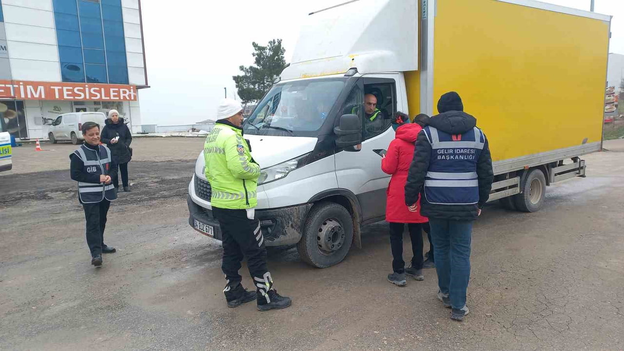 EDİRNE VERGİ DAİRESİ EKİPLERİ KENT GİRİŞLERİNDE TİCARİ ARAÇLARA DENETİM...
