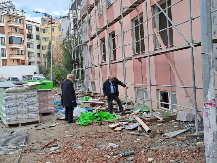 EDREMİT İLÇE MİLLÎ EĞİTİM MÜDÜRÜ RAMAZAN ESMEN, İLÇEDE GÜÇLENDİRME ÇALIŞMALARI DEVAM EDEN EDREMİT...