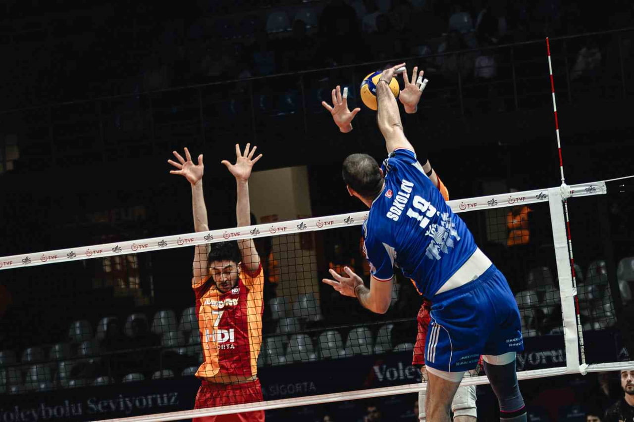 EFELER LİGİ'NİN 15. HAFTASINDA GALATASARAY HDI SİGORTA SAHASINDA HALKBANK'I 3-0 MAĞLUP ETTİ.