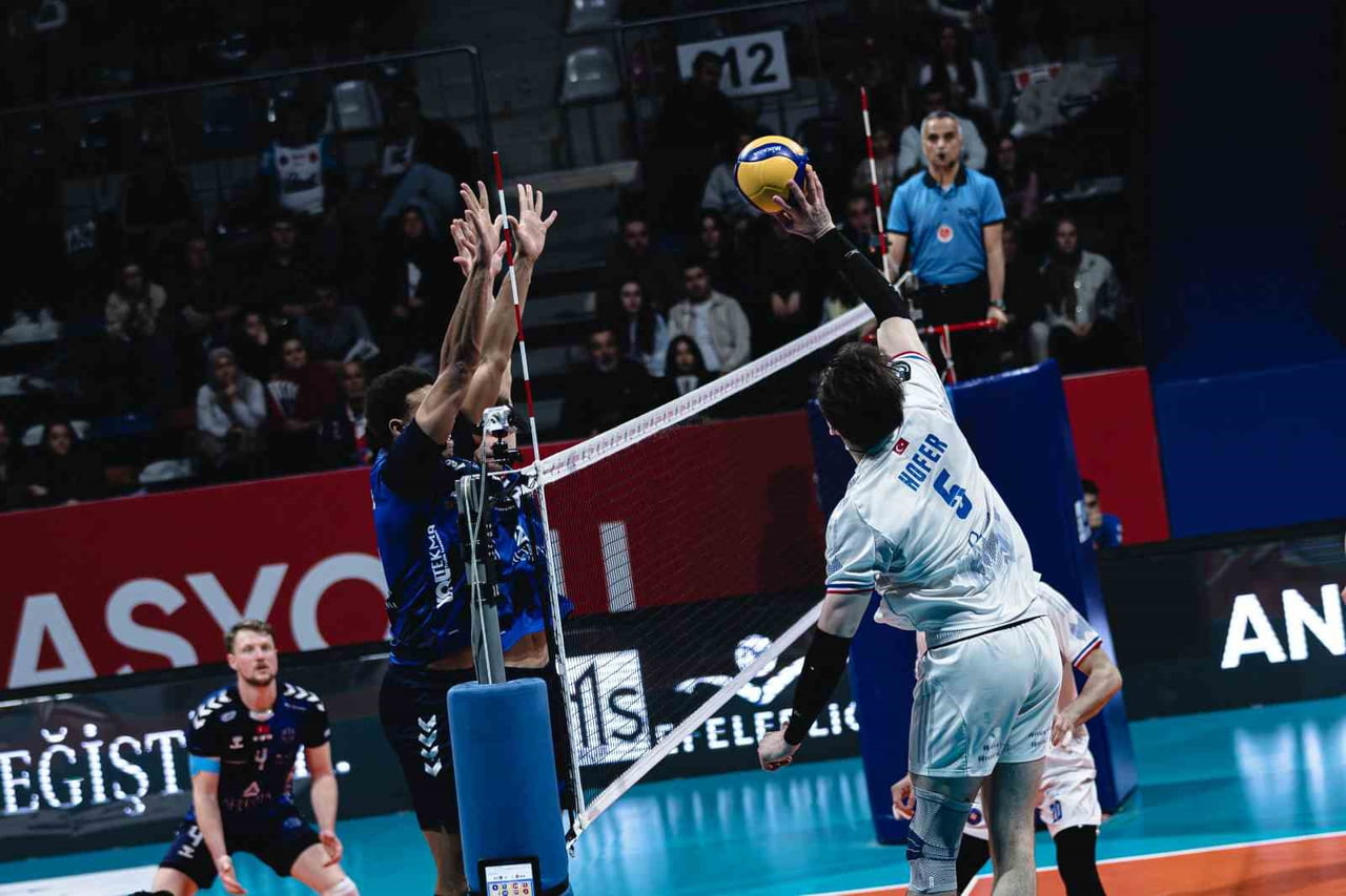 EFELER LİGİ'NİN 16. HAFTASINDA HALKBANK, SAHASINDA ALTEKMA'YI 3-0 MAĞLUP ETTİ.