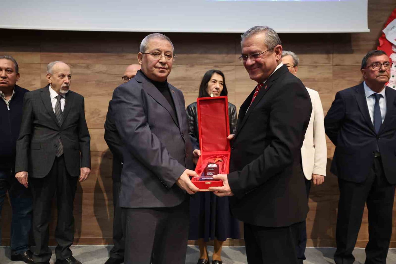 EGE GAZETECİLER FEDERASYONUNUN BU YIL İLK KEZ HAYATA GEÇİRDİĞİ EGE’NİN EN’LERİ ÖDÜL TÖRENİNDE...