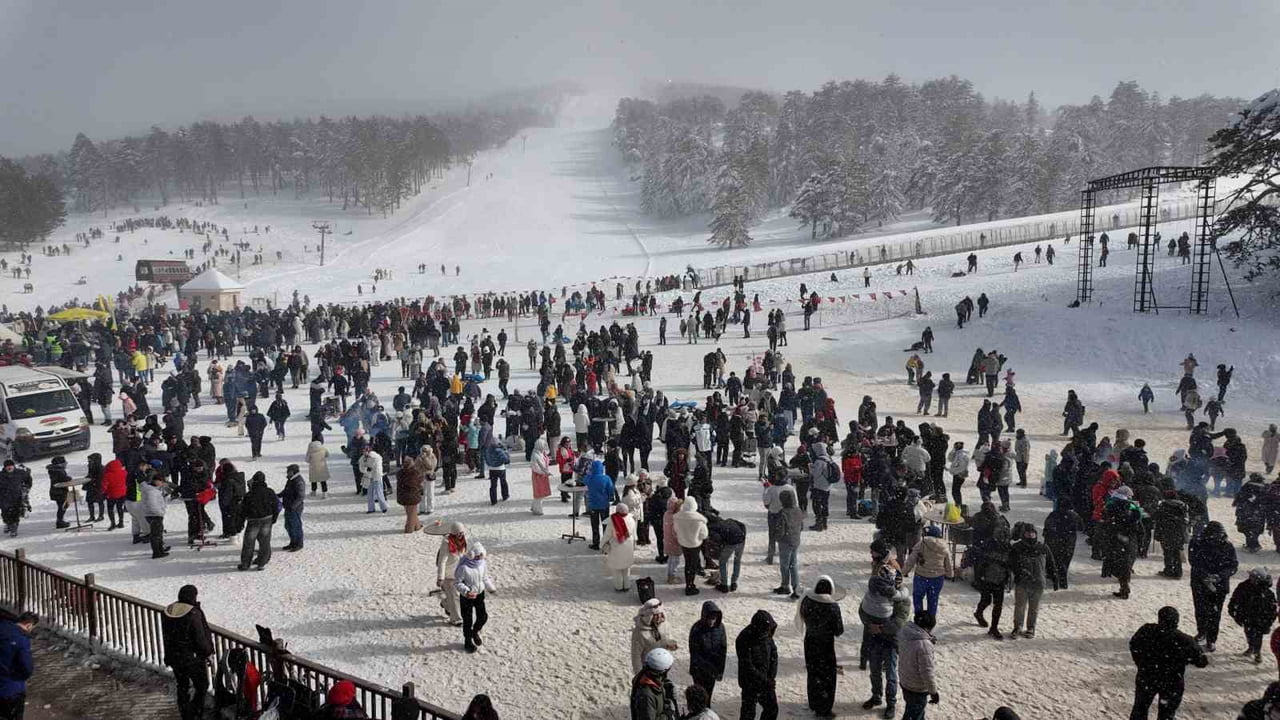 EGE’NİN ZİRVESİNDE TARİHİ ŞÖLEN: GEDİZ MURAT DAĞI’NDA ON BİNLER BULUŞTU