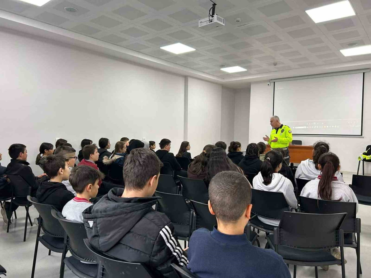 EĞİRDİR İLÇE EMNİYET MÜDÜRLÜĞÜ EKİPLERİ, İKİ OKULDA TOPLAM 135 ÖĞRENCİYE TRAFİK KURALLARI VE...