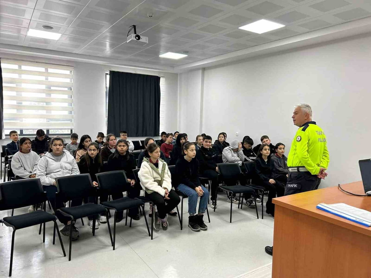 EĞİRDİR İLÇE EMNİYET MÜDÜRLÜĞÜ EKİPLERİ, İKİ OKULDA TOPLAM 135 ÖĞRENCİYE TRAFİK KURALLARI VE...