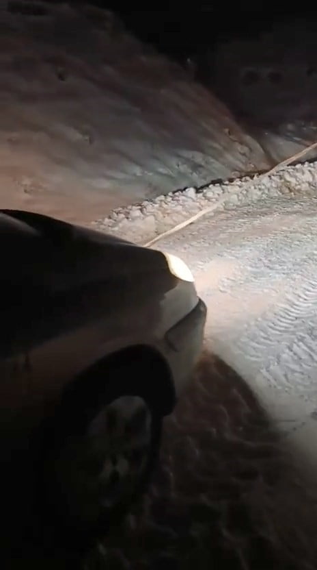 EKİPLER, ARACI HALAT YARDIMIYLA İŞ MAKİNESİ BAĞLAYARAK MAHSUR KALDIĞI YERDEN KURTARDI.