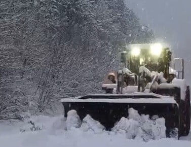 EKİPLER, KAPALI KÖY YOLLARINI YENİDEN ULAŞIMA AÇMAK İÇİN ÇALIŞMALARINI ARALIKSIZ...