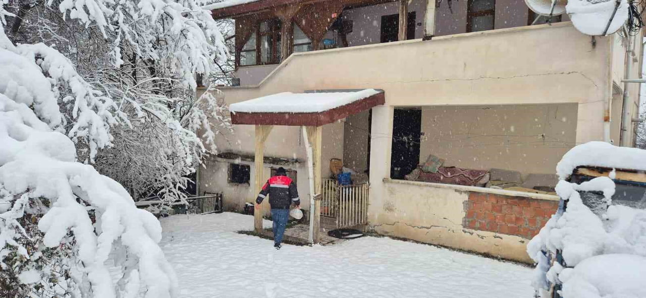 EKİPLER YAPILIYOR TARAFINDAN İHTİYAÇ SAHİBİ AİLELERE SICAK YEMEK YARDIMI