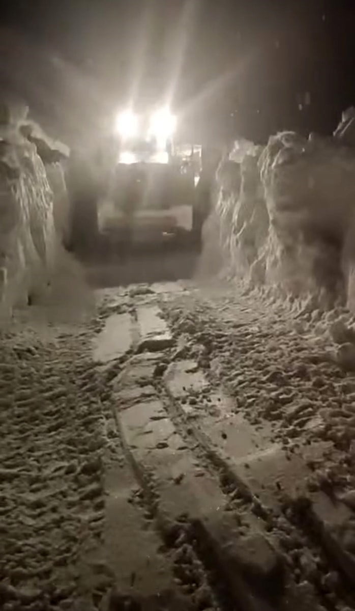 EKİPLERİN MÜDAHALESİYLE KURTARILAN AMBULANS, HASTAYI ALARAK HASTANEYE ULAŞTIRDI.