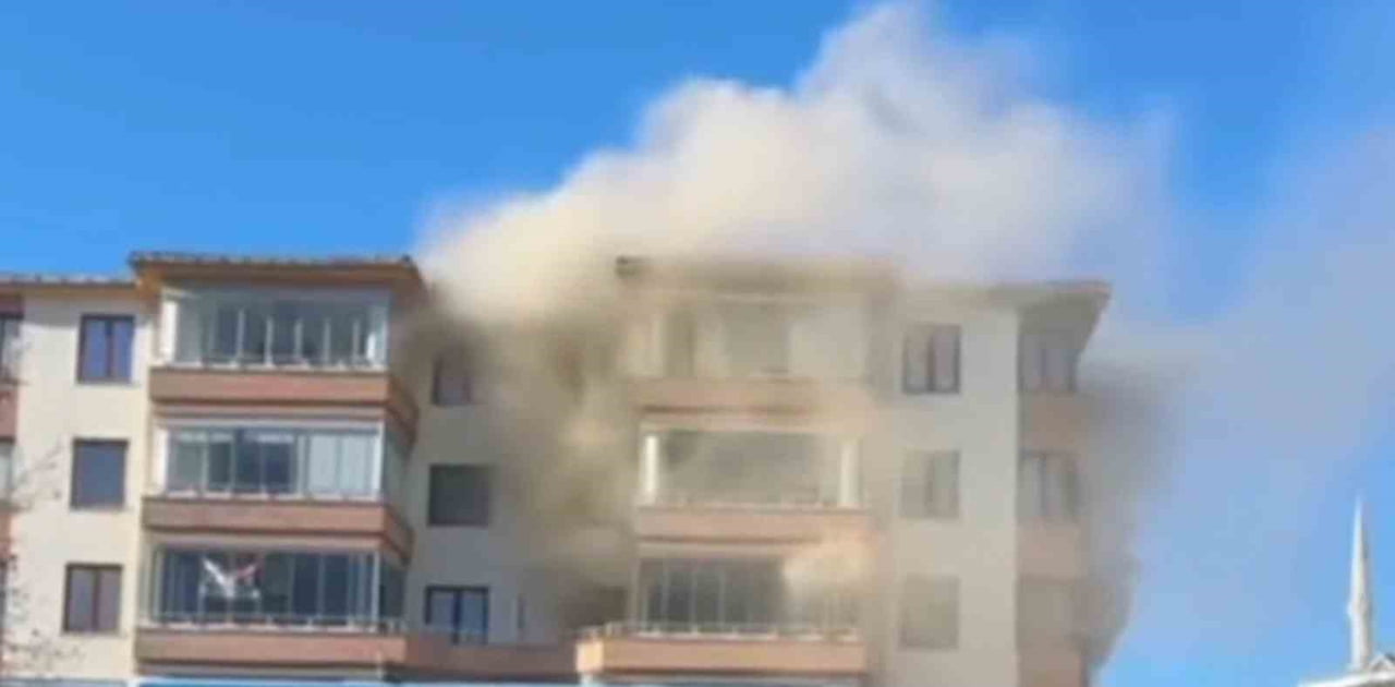 EKİRDAĞ’IN SÜLEYMANPAŞA İLÇESİNDE BİR EVDE ÇIKAN YANGININ ARDINDAN BIÇAKLANMIŞ HALDE ÖLÜ BULUNAN...