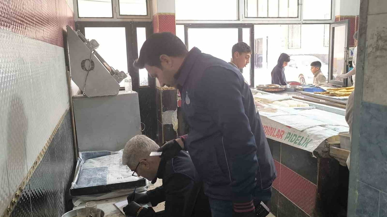 EKMEK FIRININDAKİ KEDİ VE FARE GÖRÜNTÜSÜ EKİPLERİ HAREKETE GEÇİRDİ