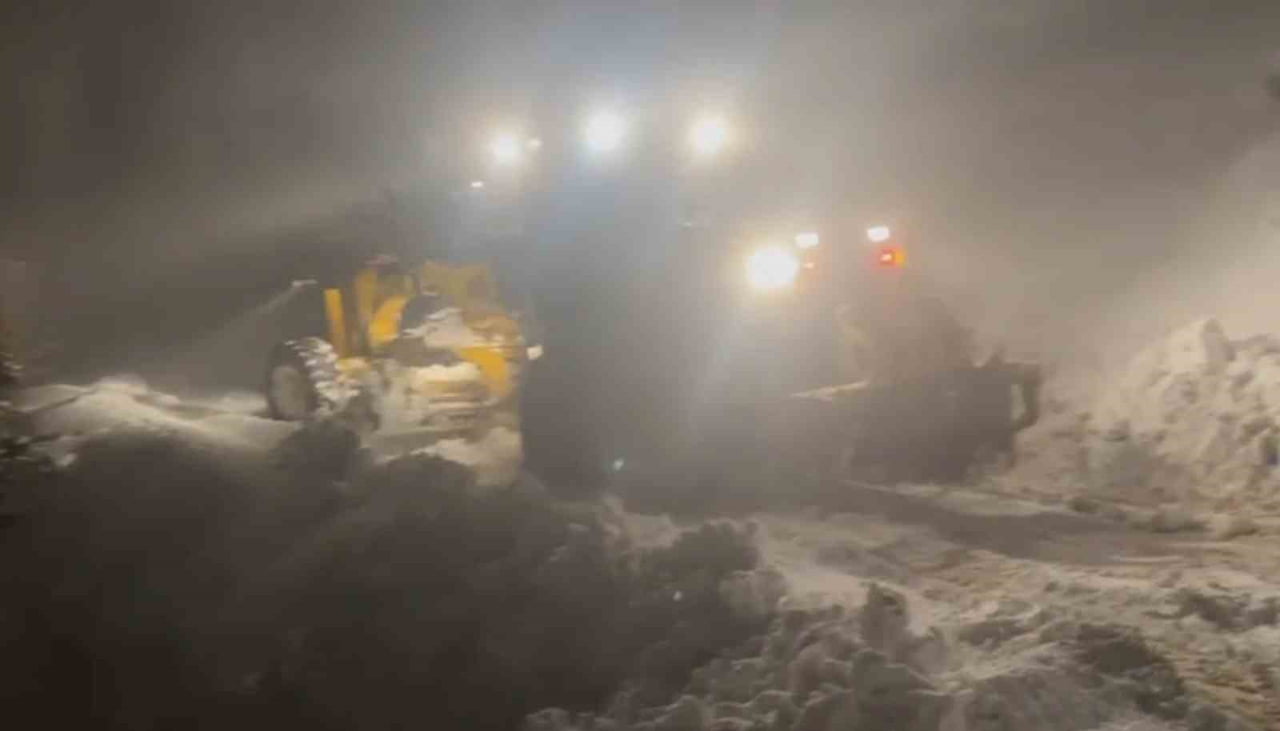 ELAZIĞ'DA ETKİLİ OLAN YOĞUN KAR YAĞIŞI NEDENİYLE YOLDA MAHSUR KALAN BİR OTOMOBİL, İL ÖZEL İDARESİ...