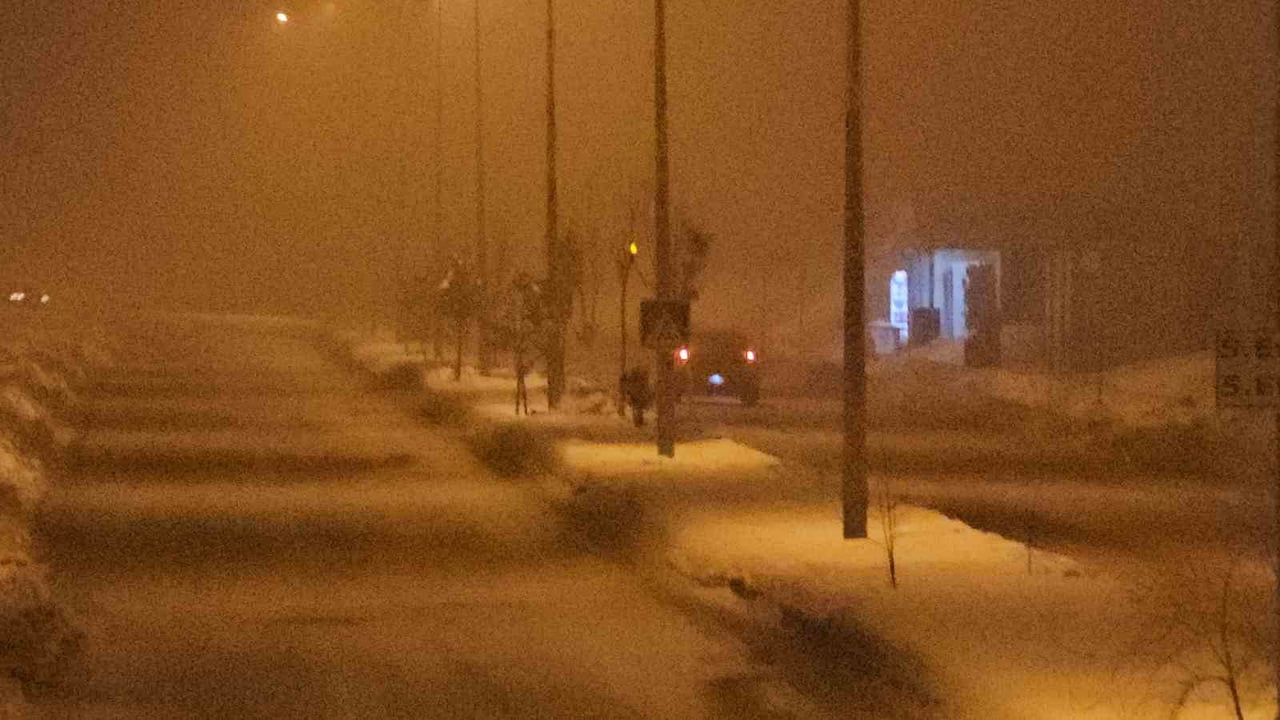 ELAZIĞ'DA GECE SAATLERİNDE SİS ETKİLİ OLDU