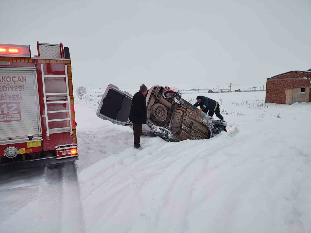 ELAZIĞ'IN KARAKOÇAN İLÇESİNDE KAR YAĞIŞI VE BUZLANMAYLA BİRLİKTE KAYAN HAFİF TİCARİ ARAÇ,  YOL...