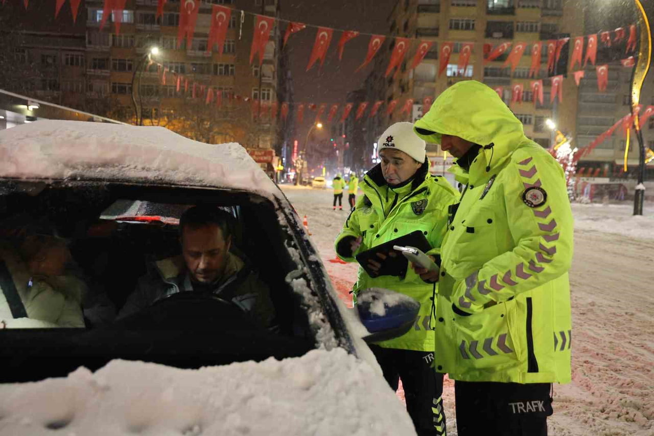 ELAZIĞ’DA 2026’NIN İLK SAATLERİNDE TRAFİK EKİPLERİ TARAFINDAN DENETİM...