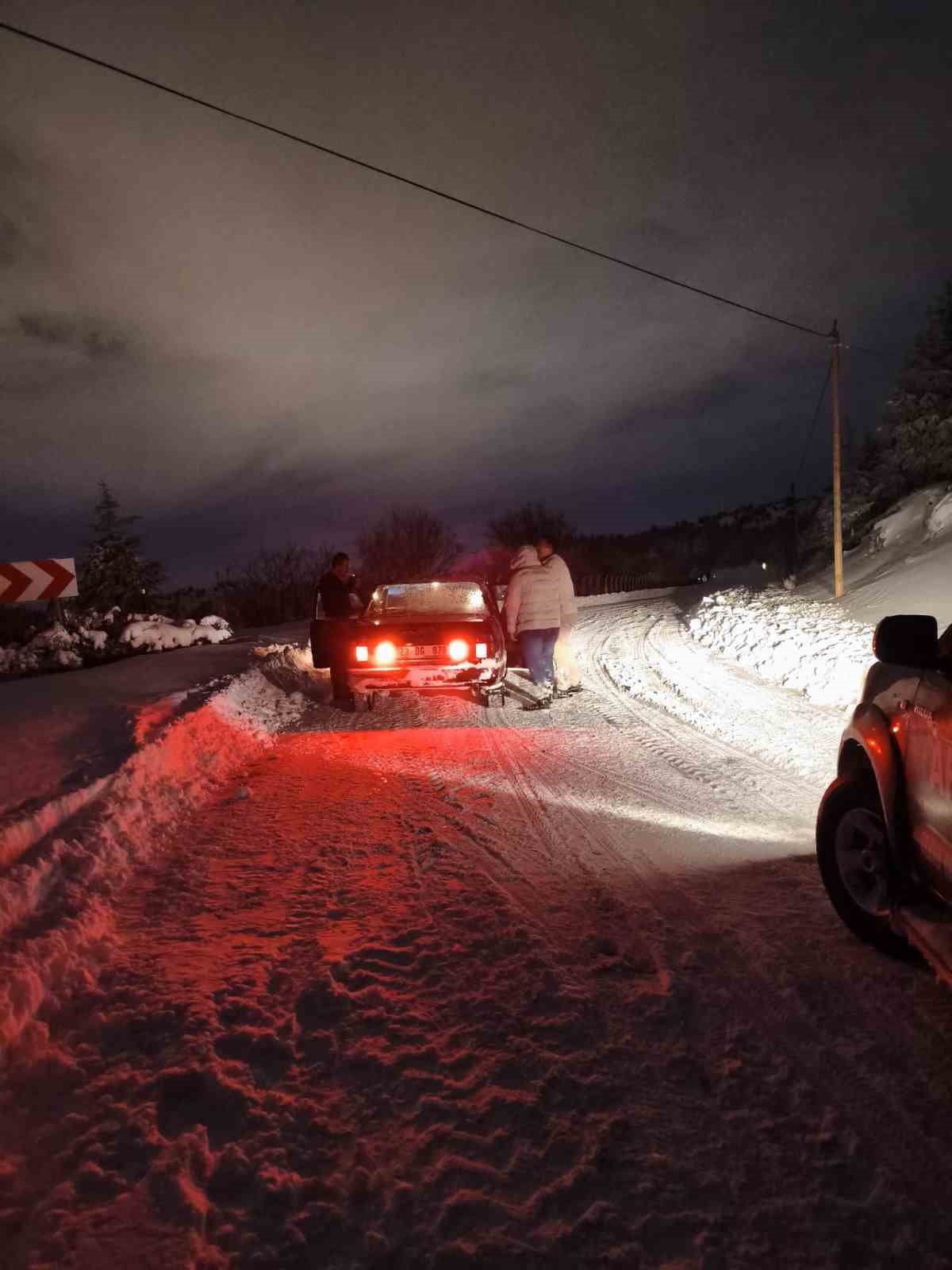 ELAZIĞ’DA ARACIYLA KARDA MAHSUR KALAN VATANDAŞIN YARDIMINA ELAZIĞ BELEDİYESİ EKİPLERİ...