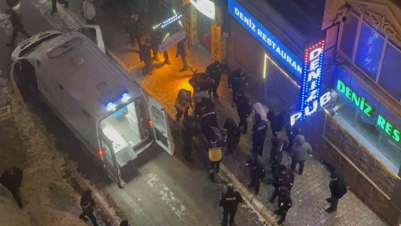 ELAZIĞ’DA  BİR EĞLENCE MEKANINDA HENÜZ BİLİNMEYEN BİR NEDENLE ÇIKAN BIÇAKLI VE SOPALI KAVGADA 4...