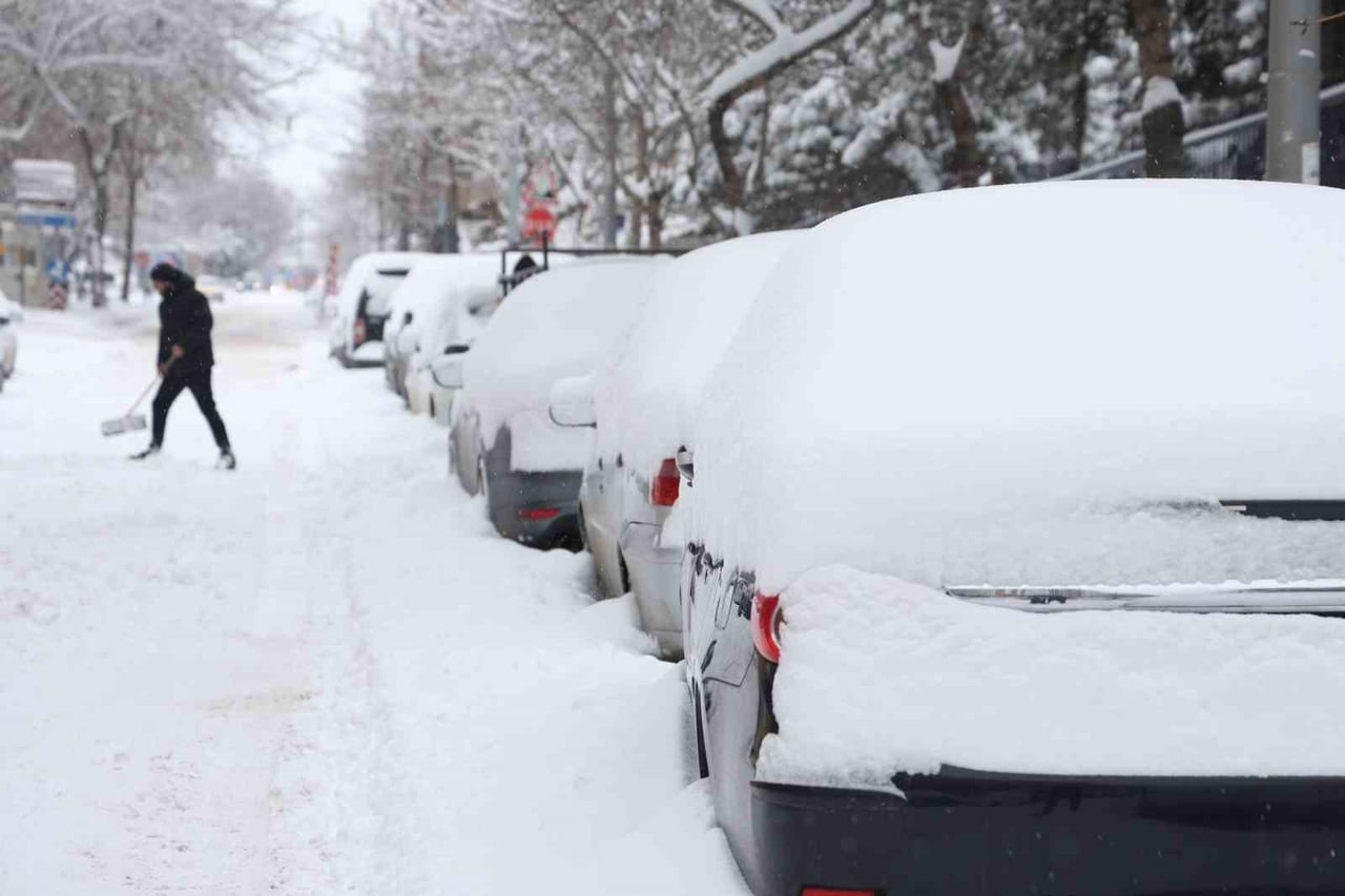 ELAZIĞ’DA DÜNDEN BERİ ARALIKSIZ SÜREN YAĞIŞLA KAR KALINLIĞI 20 SANTİMETREYE ULAŞIRKEN, PARK...